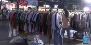 摆摊卖包包做副业，真的能赚到钱吗？