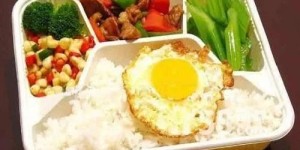 免费送餐的自助盒饭平台真的存在吗？探索其服务模式和优势