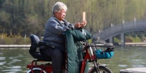 72岁老人为何仍驾驶代步车谋生？背后故事令人深思