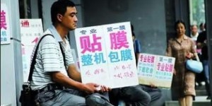 手机贴膜摊真的能盈利吗？摊主们的真实收入如何？