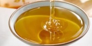 如何正确摇晃散装蜂蜜，提升其风味与保存效果？