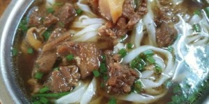 卖牛腩米粉摆摊能盈利吗？摊主真实收入大公开！