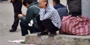 农村青年为何纷纷外出谋生？他们能否成功赚到钱？