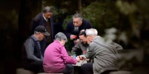 78岁高龄老人为何仍坚持卖废品谋生？