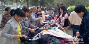 山东小伙地摊卖油画日赚千元，月入过万的小生意，难道还有人看不起吗？