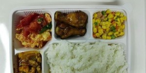 现在摆摊卖盒饭副业真的能赚钱吗？效益如何？