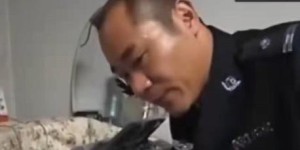 80岁高龄老人街头卖艺为生，背后有何隐情？