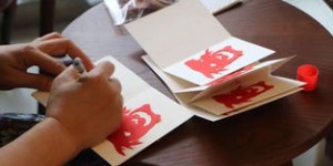 非遗传承人海外展风采，妙“纸”巧“剪”如何促世界文化交流？