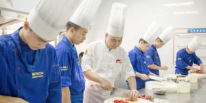 学厨师真的能赚大钱吗？揭秘厨师行业的收入真相
