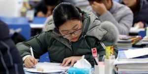 如何用英语表达‘找工作’及‘为找工作做准备’？