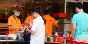 50岁大妈送外卖，月入能有多少？真的能赚钱吗？