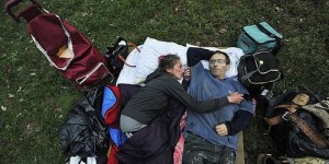 40多岁流浪汉街头卖艺，歌声能否换得温饱？
