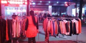 摆摊卖衣服有哪些摆放技巧？如何吸引顾客目光？