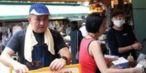 小哥哥除了主业还摆地摊？揭秘他的双重生活如何平衡！