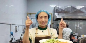公司饭堂阿姨的工作真的轻松又高薪吗？