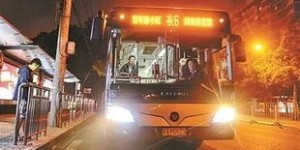 谁在深夜穿梭街头？探寻附近夜班送货司机的日常