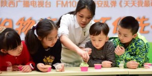儿童摆地摊卖蛋糕真的能赚钱吗？背后的经济账如何算？