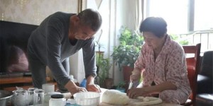 80岁高龄老太仍坚持做小吃谋生，背后有何故事？