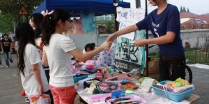 初中毕业摆摊，卖什么才能快速盈利？