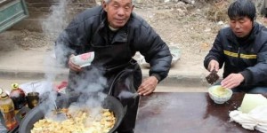 初中校门口摆摊卖外卖，真的能赚到钱吗？