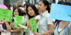 上海女学生兼职现象引发热议，背后动机究竟为何？