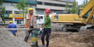 工地农民工收入如何？辛勤劳作能否换来丰厚回报？