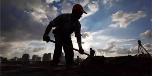 中老年农民为何仍需打工谋生？背后原因令人深思