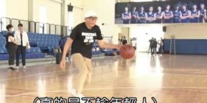 74岁老人为何仍在踢野球谋生？