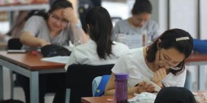 大专女生手持文凭，职场何处觅良机？