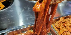 在县城摆摊卖辣条，真的能赚钱吗？