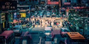 90年代香港如何抓住商机实现财富增长？