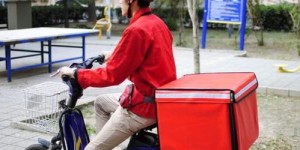 外卖小哥玩转混搭风格，这样的创意送餐真能月入过万吗？