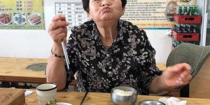 71岁老太靠卖小吃谋生，背后有何动人故事？