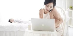全职妈妈在家育儿，还是重返职场赚钱？如何抉择？