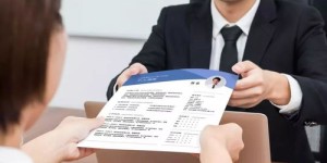 社工与律师，哪个职业更能带来丰厚收入？