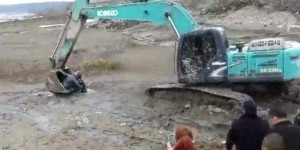挖掘机陷入水中，还能否继续盈利？