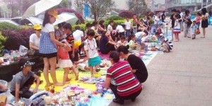 兄弟合伙摆地摊，真能赚到钱吗？