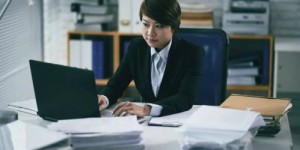 女性工厂律师顾问的收入情况如何？是否值得选择？