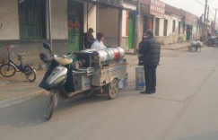 三轮车走街串巷卖废铁，真的能赚钱吗？