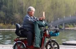 72岁老人为何仍驾驶代步车谋生？背后故事令人深思