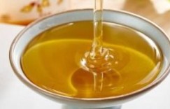 如何正确摇晃散装蜂蜜，提升其风味与保存效果？