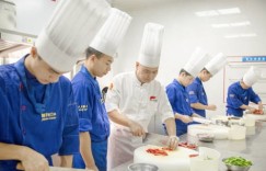 学厨师真的能赚大钱吗？揭秘厨师行业的收入真相