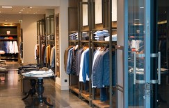 哪些平台推出了自助开门的服装店模式？探索最新零售趋势