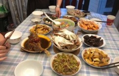 82岁老母亲亲自下厨做满桌佳肴，竟是为了挣钱？