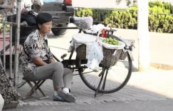 为何街头乞讨竟成最赚钱行当？背后真相令人深思