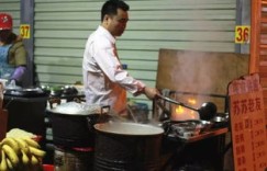 南宁厨师夜市兼职现象火爆，背后原因你知道吗？