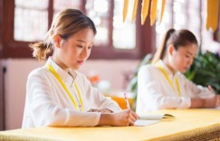 女孩如何兼顾学业与平面模特副业？