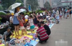 地摊卖高价商品真能盈利吗？实地探访赚钱真相
