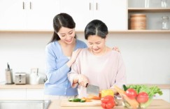 儿媳为何偏爱赚钱而不愿下厨？家庭角色分工引思考