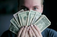 生病真的会导致收入损失吗？耽误赚钱的背后真相是什么？